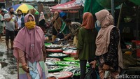 Berbagai lapak ikan hasil tangkapan laut pun tersaji lengkap di Pasar Tawang.