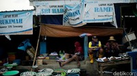 Mulai dari ikan tongkol, cumi-cumi, sampai udang, ada semua di Pasar Tawang ini.