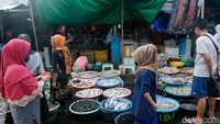 Para pembeli ini biasanya datang untuk mencari ikan-ikan laut yang masih segar dan baru diturunkan dari kapal.