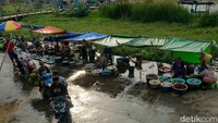 Maka tak heran bila warga memilih berbondong-bondong ke Pasar Tawang untuk membeli hasil laut.
