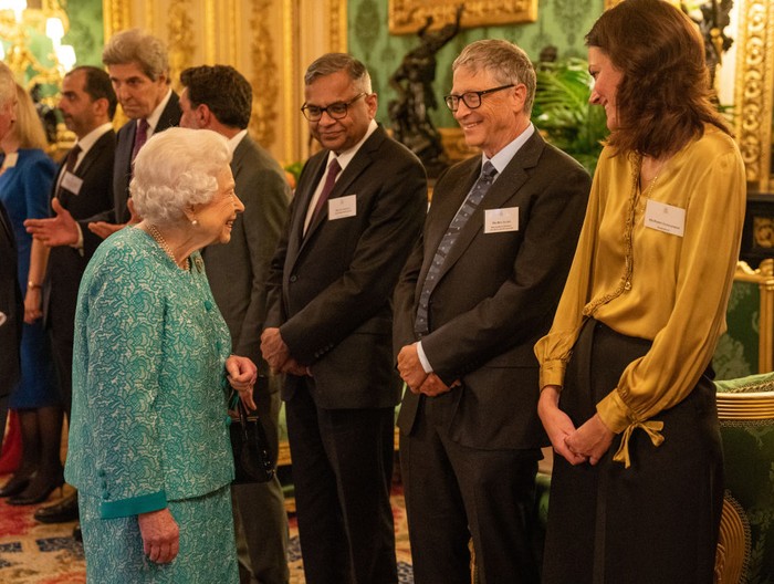 WINDSOR, UNITED KINGDOM - OCTOBER 19:  Britains Queen Elizabeth II (L) greets Microsoft co-founder turned philanthropist Bill Gates (R) during a reception for international business and investment leaders at Windsor Castle to mark the Global Investment Summit on October 19, 2021 in Windsor, England.  (Photo by Arthur Edwards-Pool/Getty Images)