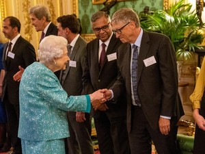 Bertemu Ratu Elizabeth II, Bill Gates Dikritik Langgar Protokol Kerajaan