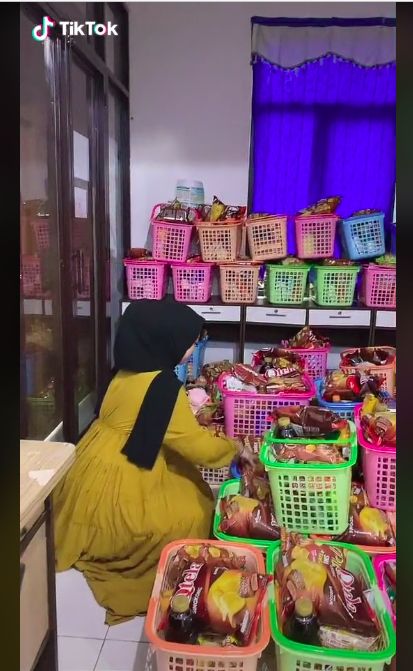 Sultan! Wanita Ini Sedekah Bingkisan Makanan Isi Uang Ratusan Ribu