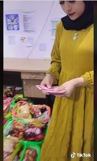 Sultan! Wanita Ini Sedekah Bingkisan Makanan Isi Uang Ratusan Ribu