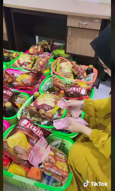 Sultan! Wanita Ini Sedekah Bingkisan Makanan Isi Uang Ratusan Ribu