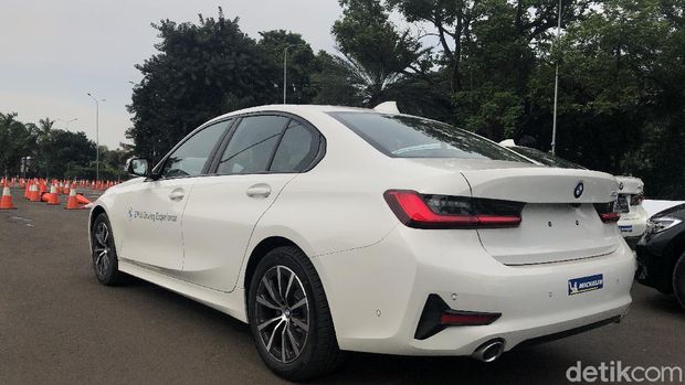 BMW 320i Dynamic