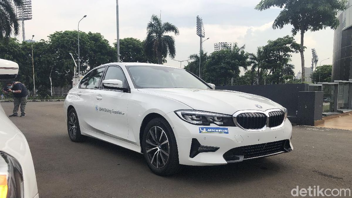 First Impression BMW 320i Dynamic Desainnya Melegenda