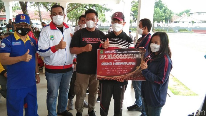 Bupati Majalengka kasih bonus bagi atlet