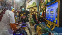 Selain itu, jumlah pengunjung yang hendak bermain di arena permainan juga dibatasi yaitu sebanyak 50 persen.