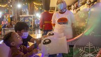 Meski sejumlah pembatasan telah dilonggarkan masyarakat pun diminta untuk tetap mematuhi protokol kesehatan guna mencegah penyebaran virus Corona.