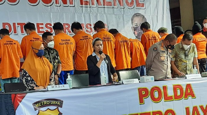 Polda Metro Jaya telah menetapkan 13 orang tersangka dari lima penggerebekan kantor pinjaman online ilegal. Salah satu korban membagi cerita diteror oleh para pelaku.
