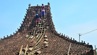 Bencana angin puting beliung yang menerjang empat desa di kabupaten itu pada Kamis (21/10/21) sore tersebut mengakibatkan 106 rumah rusak berat hingga ringan dan puluhan pohon tumbang, serta memutus aliran listrik.
