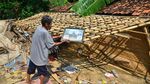 Genteng Rumah Rontok Diterjang Angin Puting Beliung di Kudus