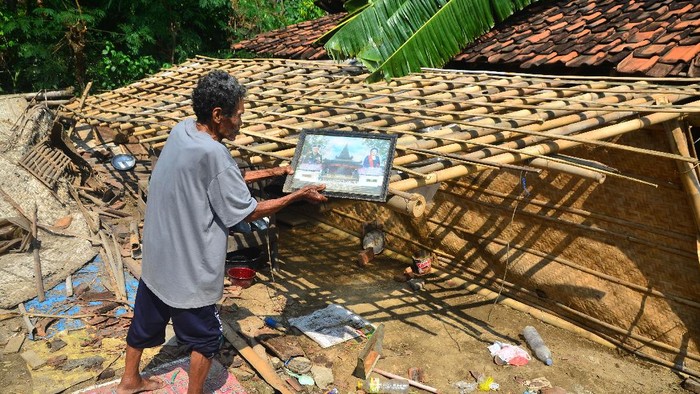 DAMPAK ANGIN PUTING BELIUNG DI KUDUS Warga memperbaiki rumah yang rusak akibat diterjang angin puting beliung di Desa Glagahwaru, Undaan, Kudus, Jawa Tengah, Jumat (22/10/2021). Bencana angin puting beliung yang menerjang empat desa di kabupaten itu pada Kamis (21/10/21) sore tersebut mengakibatkan 106 rumah rusak berat hingga ringan dan puluhan pohon tumbang, serta memutus aliran listrik. ANTARA FOTO/Yusuf Nugroho/hp.