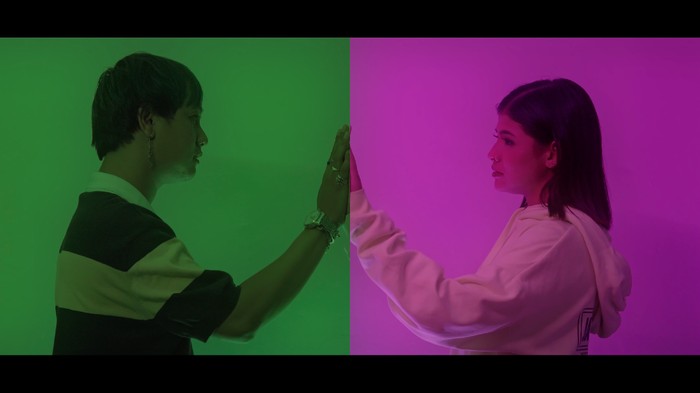 Sara Fajira tampil sebagai pasangan Db Mandala dalam video klip lagu berjudul Ku Ingin Kau.