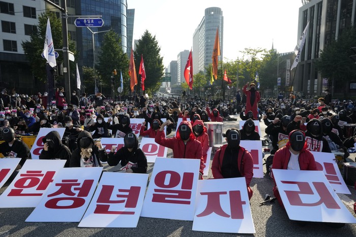 Demonstrasi di Korea Selatan menggunakan kostum Squid Game