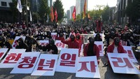 Ribuan anggota Konfederasi Serikat Buruh Korea (KCTU) menggelar demonstrasi nasional pada Rabu kemarin. Foto: Dok. Twitter @quicktake