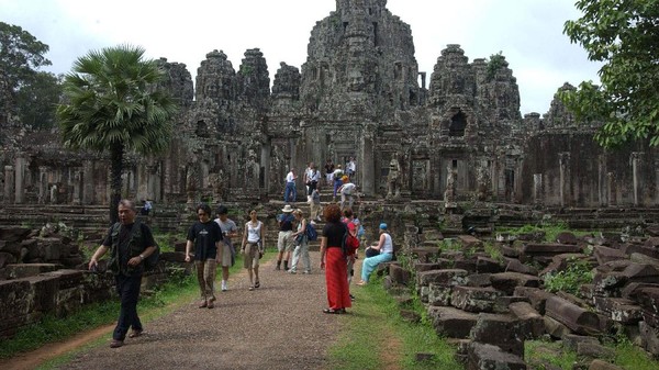 Angkor Wat, Kamboja merupakan candi dengan areal etrluas di dunia. Candi pendarmaan Raja Suryawarman II ini pada mulanya adalah candi agama Hindu yang dibaktikan kepada Dewa Wisnu, kemudian dialihfungsikan menjadi candi agama Buddha menjelang akhir abad ke-12. (David Greedy/Getty Images)