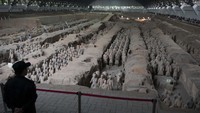 Pasukan Terakota, China. Di area ini ditemukan ribuan patung prajurit dan kuda dengan ukuran asli yang terletak di dekat makam dari Kaisar pertama dinasti Qin,Qin Shi Huang yang ada di Xi`an, Shaanxi. Terakota dibangun tahun 210 SM–209 SM sebagai bentuk seni pemakaman dengan maksud untuk melindungi Kaisar Qin sesudah kematiannya. Pada (Hermanus Prihatna/Antara Foto).