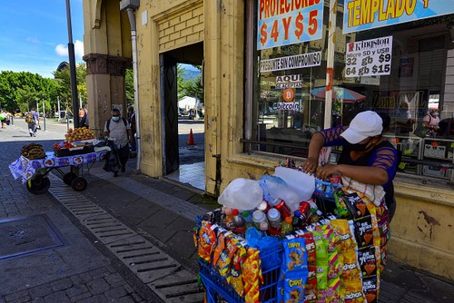 El Salvador jadi salah satu negara yang legalkan Bitcoin sebagai alat pembayaran sah. Belanja pakaian hingga makanan di negara itu pun kini bisa pakai Bitcoin.