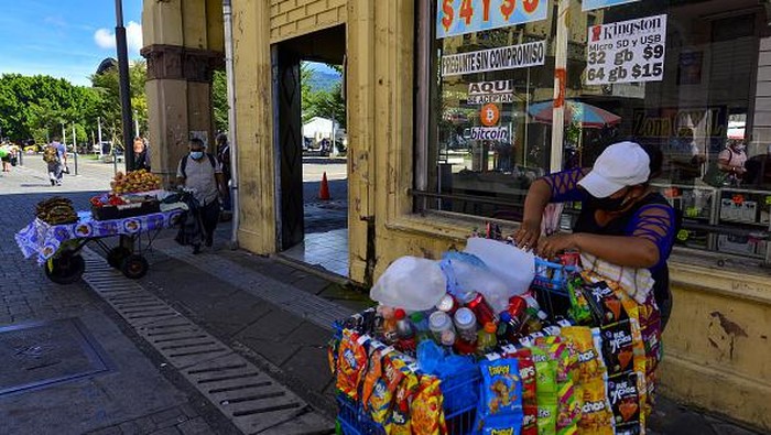 El Salvador jadi salah satu negara yang legalkan Bitcoin sebagai alat pembayaran sah. Belanja pakaian hingga makanan di negara itu pun kini bisa pakai Bitcoin.