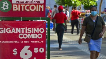 Bitcoin diresmikan sebagai alat pembayaran yang sah di El Savador pada 7 September 2021. Langkah ini dianggap sebagai pengakuan terhadap mata uang kripto tahun 2021. (Foto: Getty Images/Alex Peña)