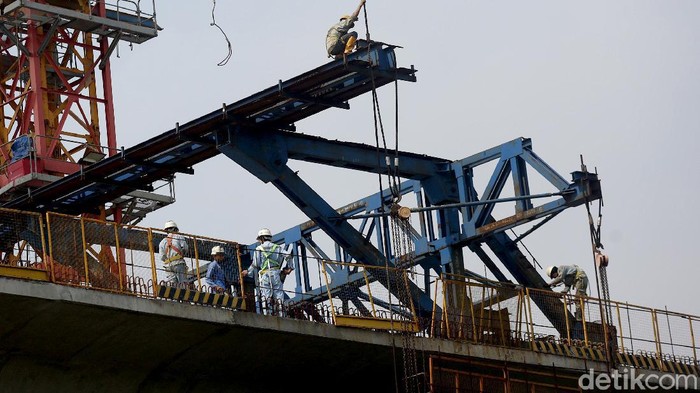 Diguyur Jokowi 4,3 Triliun, Proyek Kereta Cepat JKT-BDG Kapan Rampung? Mega proyek Kereta Cepat Jakarta Bandung tengah disorot. Biaya pembangunannya yang membengkak membuat pemerintah turun tangan agar proyek itu tetap berlanjut.