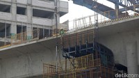 Dalam perjalanannya, proyek ini mengalami berbagai kendala seperti pandemi Covid-19, tantangan geografis yang cukup berat di beberapa titik, masalah pembebasan lahan, hingga permasalahan pendanaan atau biaya yang membengkak dari hitungan awal.
