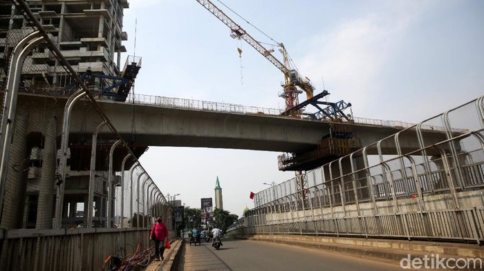 Mega proyek Kereta Cepat Jakarta Bandung tengah disorot. Biaya pembangunannya yang membengkak membuat pemerintah turun tangan agar proyek itu tetap berlanjut.