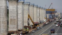 Pekerja melakukan proses pembangunan kereta cepat Jakarta-Bandung di Jatibening, Kota Bekasi, Jawa Barat, Jumat (22/10/2021). Seperti diketahui, proyek kereta cepat Jakarta-Bandung tengah disorot karena diputuskan proyek tersebut akan dibiayai oleh APBN imbas biaya pembangunannya yang membengkak.