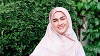 Elfira Loy kini mengenakan hijab, berbeda ketika pertama kali diperkenalkan Baim Wong ke publik Indonesia. Foto: dok instagram Elfira Loy