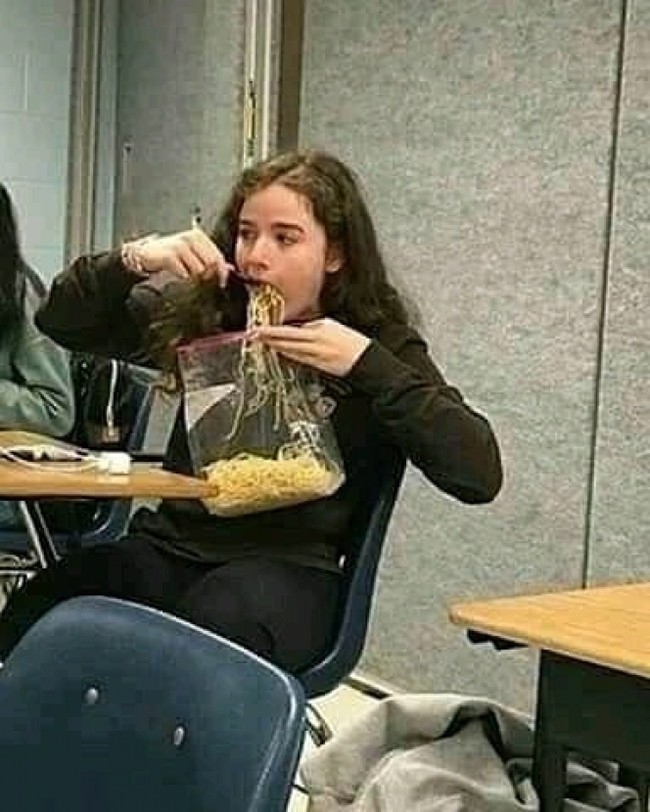 Biasanya murid di bangku paling belakang memang punya banyak stok makanan. Tapi alih-alih mengeluarkan makanan ringan, murid yang satu ini malah memilih untuk makan mie. Semoga gurunya nggak lihat ya.. Foto: 1cak.com