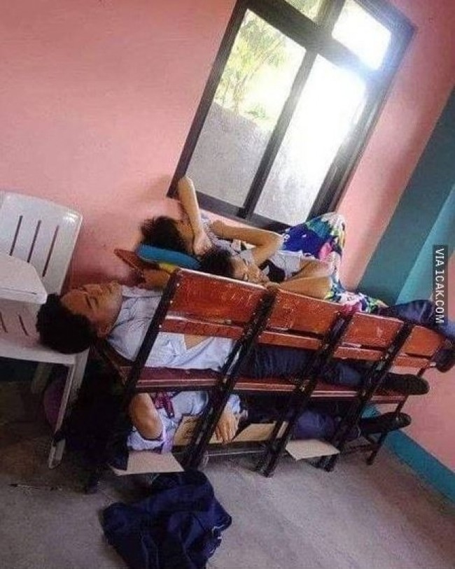 Cara para murid yang satu ini memang kreatif abis. Bisa-bisanya bangku sekolah diubah jadi mirip ranjang susun. Kira-kira yang paling bawah masuknya gimana ya itu? Foto: 1cak.com