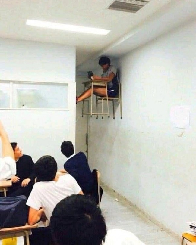 Kelakuan murid yang satu ini benar-benar membingungkan dan bikin pusing. Kira-kira gimana cara naiknya ya bisa sampai ke atas begitu? Hati-hati aja jangan sampai jatuh deh.. Foto: 1cak.com