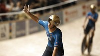 Pebalap Jonathan Milan usai memastikan timnya merebut emas. Sebelumnya, kuartet ini meraih medali emas di Olimpiade Tokyo 2020, beberapa waktu lalu. Gelar juara dunia melengkapi kekuatan Italia di balap sepeda trek. 
