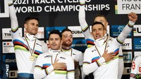 Pebalap dari tim Italia merayakan medali emas di nomor 4.000 meter dalam kejuaraan dunia trek, di Stab Velodrome, Roubaix, Prancis, Kamis (21/10/2021). Kuartet Italia menorehkan waktu 3:47,192 untuk trek sepanjang 4 km. Italia unggul 2 detik dari urutan kedua Prancis dengan catatan waktu 3:49,168.