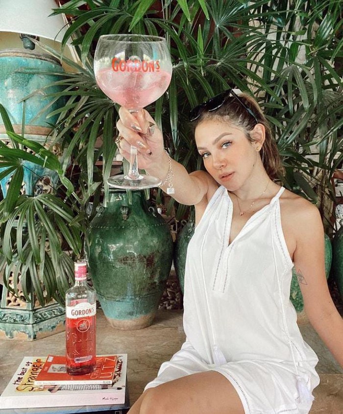 Galeri Foto Paola Serena Pesona Paola Serena Saat Hangout dan Jajan di Luar Negeri