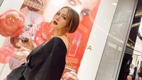 Menjadi seorang beauty vlogger membuat Paola dekat berbagai merek pakaian hingga aksesoris ternama. Datang ke salah satu gerai Chanel, Paola terlihat tengah menikmati segelas wine yang ada di tangannya. Foto: Instagram/paola.serena