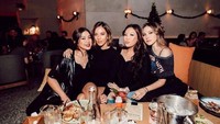Menghabiskan malam dengan datang ke sebuah bar atau kafe bersama teman-teman juga tak lepas dari kegiatan Paola di malam hari. Salahsatunya saat dirinya tengah bersantai bersama Tyna Kanna dan beberapa orang teman lainnya. Foto: Instagram/paola.serena
