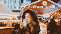 Pergi ke luar negeri juga menjadi rutinitas Paola untuk menenangkan pikirannya. Mencicipi jajanan yang enak dan unik sambil menghabiskan malam di taman bermain menjadi agenda yang tak boleh dilewatkan. Foto: Instagram/paola.serena