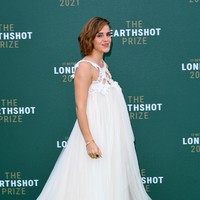 Emma Watson eksis lagi di karpet merah. Kali ini, ia muncul di perhelatan Earthshot Prize di London, Inggris, baru-baru ini. Acara ini digelar oleh Pangeran William dan Kate Middleton untuk mengapresiasi inovator inspiratif yang memiliki ide terbaik dalam upaya pelestarian lingkungan. (Foto: Joe Maher/Getty Images)