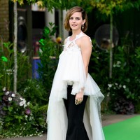 Gaun tersebut hadir dengan bahan tulle yang menjuntai dari bawah dada dalam potongan asimetris nan unik tapi tetap elegan. Bagian terbuka lantas mengekspos celana panjang hitam berpotongan cut-bray yang kian mempertegas kesan stylish. (Foto: Joe Maher/Getty Images)