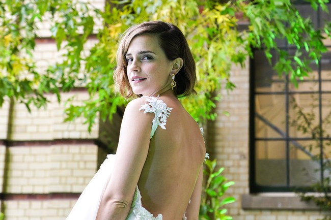 Bagi Harris Reed yang karyanya dipakai model Iman di MET Gala 2021, bisa menyiapkan gaun Emma Watson adalah sebuah pencapaian tersendiri. Aku merasa terhormat dapat menyiapkan penampilan Emma Watson dari ujung kepala ke kaki dengan desain Harris Reed, katanya di Instagram. (Foto: AP/Alberto Pezzali)