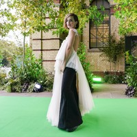 Emma memakai gaun daur ulang Demi Couture dari koleksi FOUND, menggunakan gaun pengantin bekas @oxfamgb dengan siluet klasik H megar. Tidak ketinggalan anting, cincin, gelang dari koleksi saya, tambah Harris. Oxfam adalah semacam toko fashion amal yang hasil penjualannya didonasikan untuk usaha pemberdayaan perempuan. (Foto: AP/Alberto Pezzali)