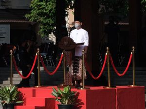 Gibran Sarungan dan Berpeci, Ungkap Peran Penting Kiai-Santri