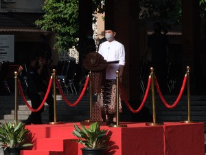 Ngantor Bersarung, Gibran Ungkap Peran Kiai-Santri Sukseskan Vaksinasi