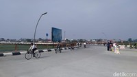 Warga Bekasi sengaja berkunjung ke area ini untuk berolahraga. Bahkan banyak komunitas sepeda yang menjadikan Grand Kamala Lagoon sebagai titik kumpul maupun garis finis acara mereka. (Tiara Rosana/detikTravel)