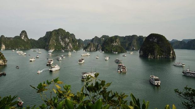  Vịnh Hạ Long), is a UNESCO World Heritage Site and popular travel destination in Quảng Ninh Province, Vietnam