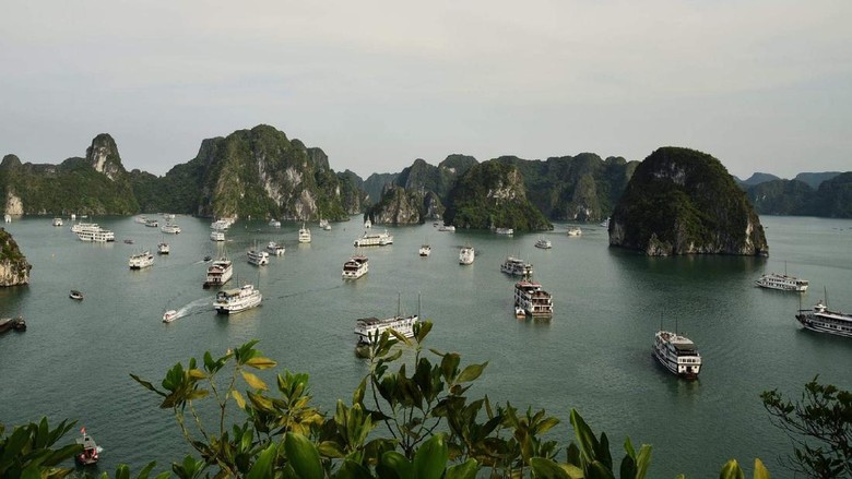 Hạ Long Bay or Halong Bay (Vietnamese: Vịnh Hạ Long), is a UNESCO World Heritage Site and popular travel destination in Quảng Ninh Province, Vietnam