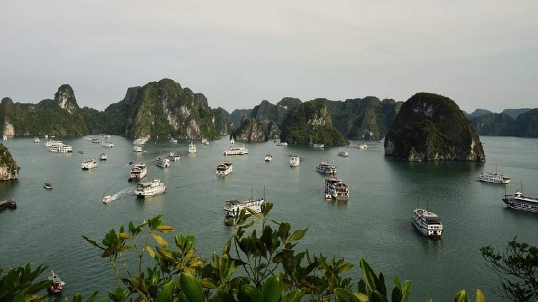 Ha Long Bay Hạ Long Bay or Halong Bay (Vietnamese: Vịnh Hạ Long), is a UNESCO World Heritage Site and popular travel destination in Quảng Ninh Province, Vietnam